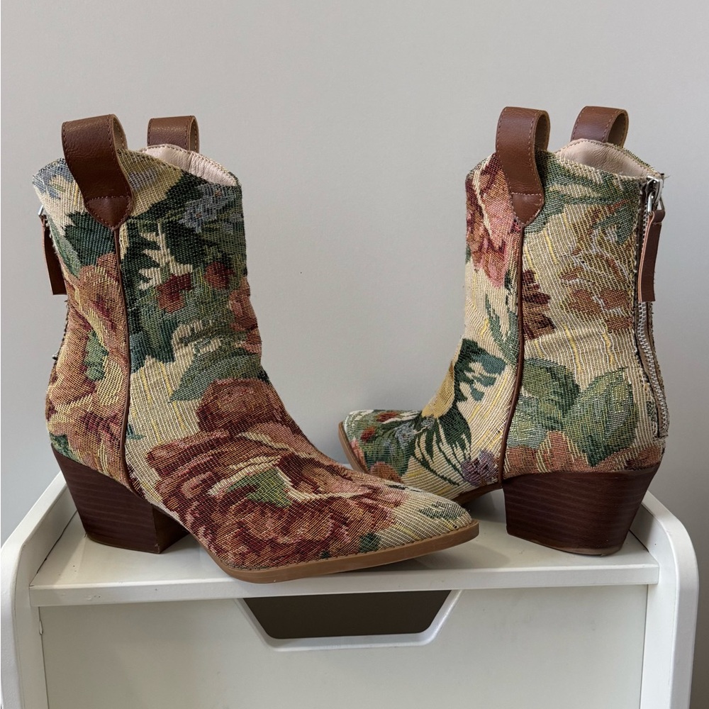 Oasis Society Floral Ankle Booties size 6.5